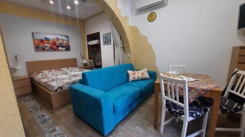 巴勒莫Il Sole della Guilla的客厅配有蓝色的沙发和床。