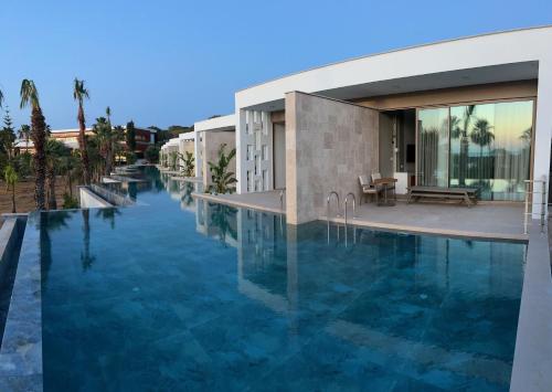 凯里尼亚Acapulco Resort Hotel的大楼前的游泳池