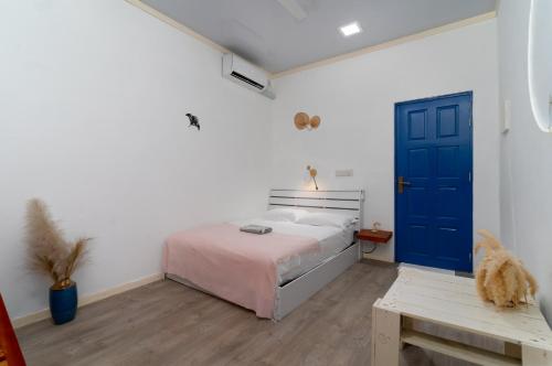 乌库拉斯Villa Boheme的一间卧室配有一张床和一个蓝色的门