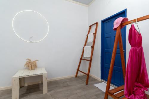 乌库拉斯Villa Boheme的一间设有梯子和蓝色门的房间
