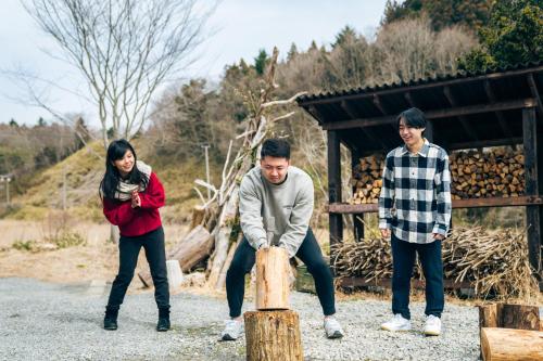 Wada古民家宿まるもり的三人组在树丛中玩耍