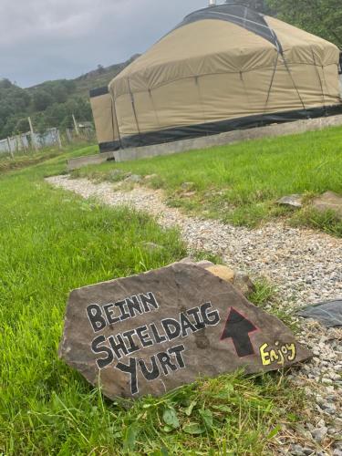 希尔代格Beinn Shieldaig Yurt的一种说旅馆策略打开了岩石的迹象