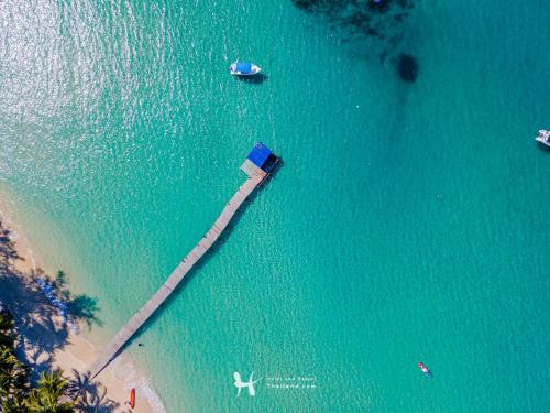 库德岛远洋度假村的水面上码头的空中景观