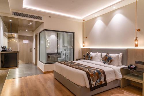 阿姆利则Regenta Place Amritsar by Royal Orchid Hotels Limited的一间卧室配有一张大床和电视