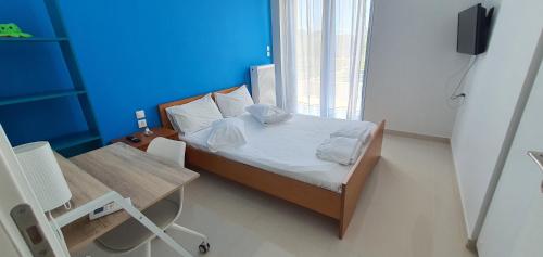 FlámbourasVilla Demiris at Vrachneika Beach的一间小卧室,配有一张床和一张桌子