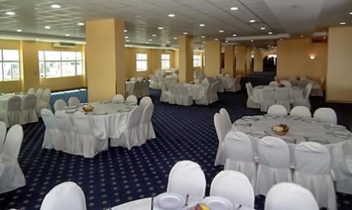 阿尔布亚米阿尔马萨1酒店 的宴会厅配有白色的桌子和白色的椅子