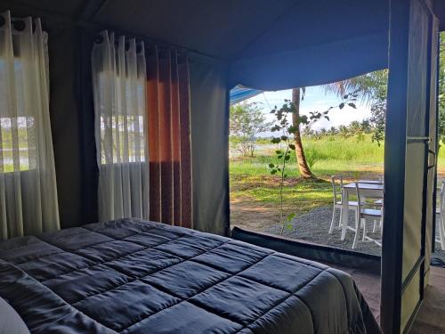 达瓦拉维Harmony Haven Eco Camp, Udawalawa的卧室配有一张床,享有桌子的景色