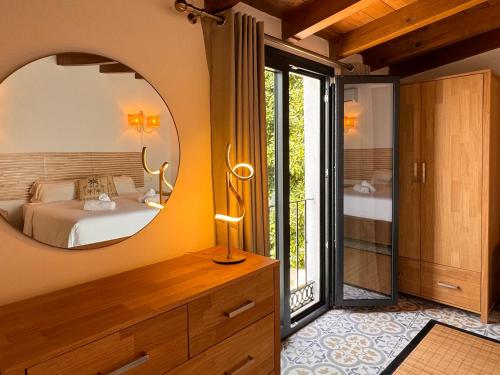 马贝拉Marbella Village的一间卧室配有一张床和镜子