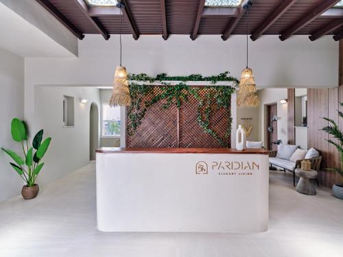 帕罗斯岛Paridian Elegant Living的盆栽室里的白色台面
