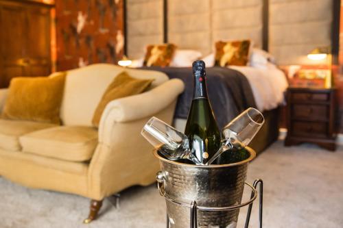 里斯The Burgoyne的桶装香槟和沙发