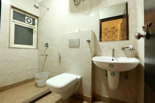 新德里Arkwood Residency B & B At Airport的一间带水槽和卫生间的浴室