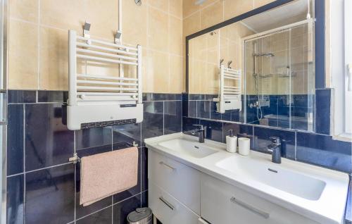 拉克罗2 Bedroom Stunning Home In La Crau的一间带水槽和镜子的浴室