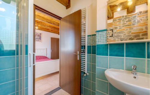 蒙特迪瓦利基耶萨Cataverna的一间带水槽和淋浴的浴室