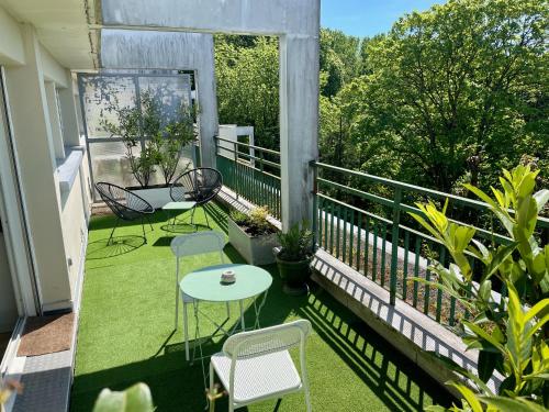 蒙贝利亚尔Appartement avec terrasse et parking gratuit accolé的阳台配有桌椅。