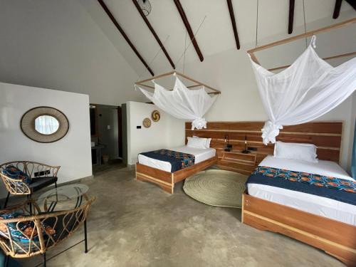 阿鲁沙Tanzania Safari Lodge的一间卧室配有两张床和一张桌子