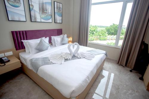 贾姆讷格尔Nulife Resort的一间卧室,配有一张床,床上有一个弓