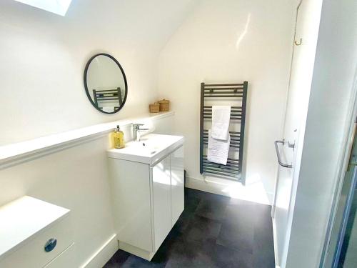 布雷马Bruachdryne Braemar Accommodation的白色的浴室设有水槽和镜子