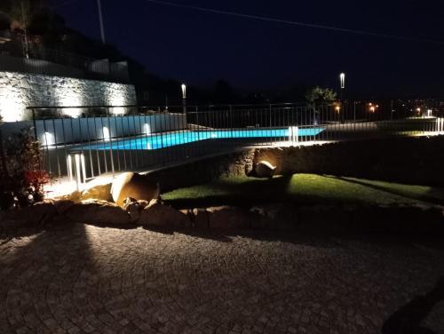 圣雷莫Villa la Matta的夜间游泳池