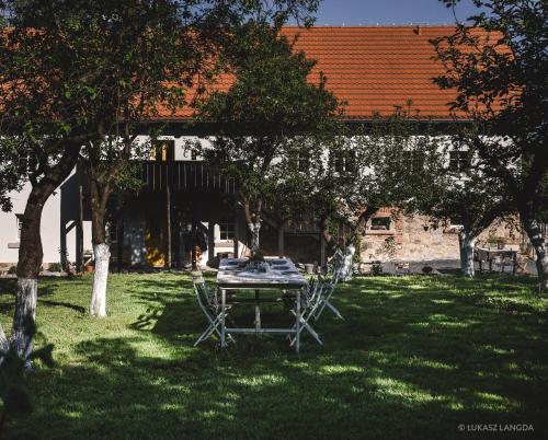 LubomierzWietorówka的房子院子内的野餐桌