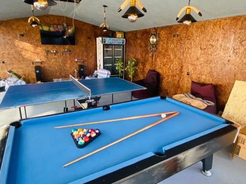 查克维Family Hotel Sunset的一个带两张乒乓球桌的房间的一张台球桌