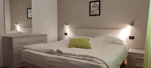 福尔加里亚Appartamento Alba的一间卧室配有一张带绿色枕头的床