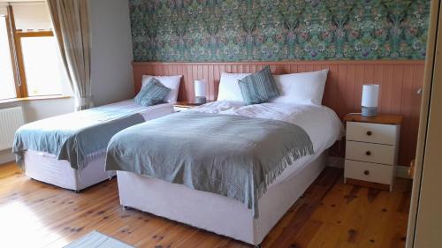 特拉利Ard na Coille的一间卧室设有两张床和窗户。