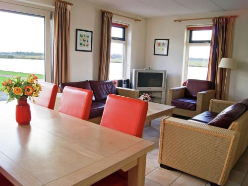 SuameerDetached villa with dishwasher Leeuwarden at 21km的客厅配有桌椅和电视。