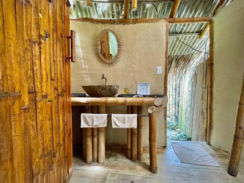 GuachacaYAY Sustainable的一间带木制水槽和镜子的浴室