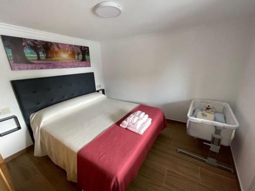 维拉加尔西亚·德·阿劳萨Casa Yanira的一间小卧室,配有一张带红色毯子的床