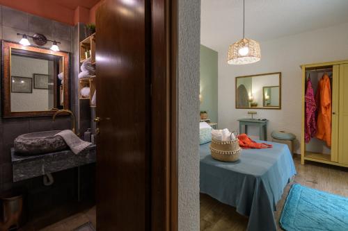 科斯镇Casa Dell Artista with private jacuzzi的客房设有一张床和一张带镜子的桌子