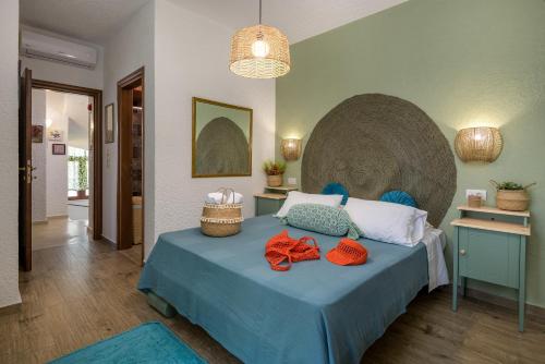 科斯镇Casa Dell Artista with private jacuzzi的一间卧室,配有一张带两个红色弓的床