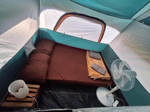 莱姆索塔Samui Camping Farm的帐篷内带风扇和灯的帐篷