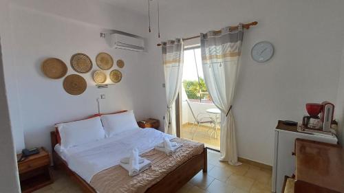 迈加洛丘里Hotel Beach Amaryllis的一间卧室设有一张床和一个美景窗户。