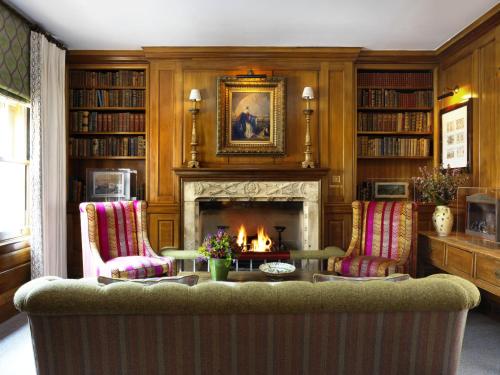 伦敦考文特花园酒店的客厅设有壁炉和沙发。