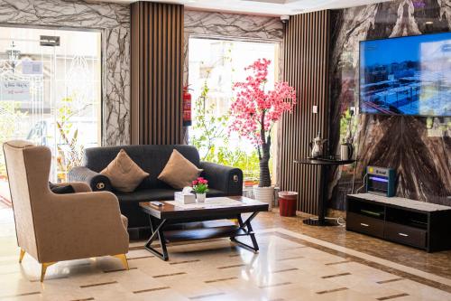 吉达Best Trip Serviced Apartments的带沙发和电视的客厅