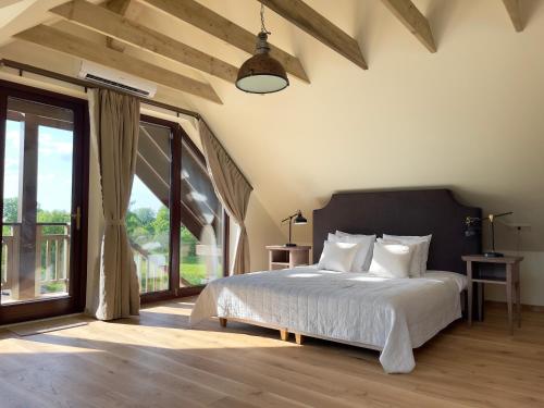 卡利卡拉姆扎的一间卧室设有一张床和一个大窗户
