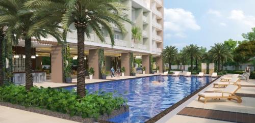 马尼拉Casa Concha by Celandine private residences的棕榈树酒店游泳池的 ⁇ 染