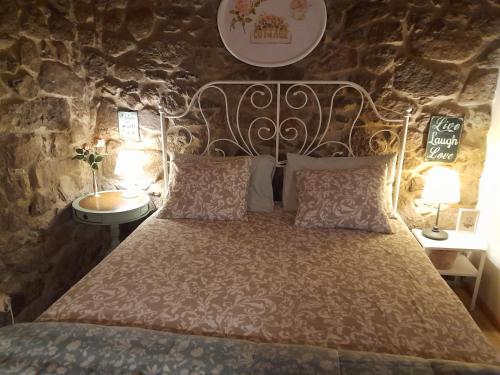 布拉加Quinta da Maínha - Charming Houses的一间卧室配有一张石墙床