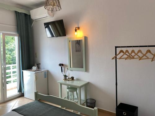 帕蒂迪里奥Ξενοδοχειο Julietta的客房设有水槽、镜子和冰箱