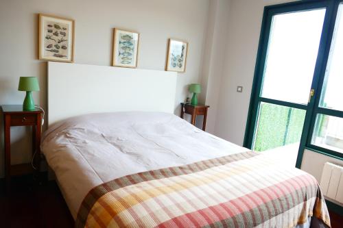 柯米拉斯Apartamento en Comillas_Rovacias guest house的一间卧室设有一张床和一个大窗户
