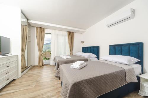 布德瓦Resort Bevilacqua的酒店客房设有两张床和电视。