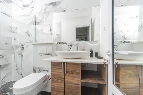 布德瓦Resort Bevilacqua的白色的浴室设有卫生间和水槽。