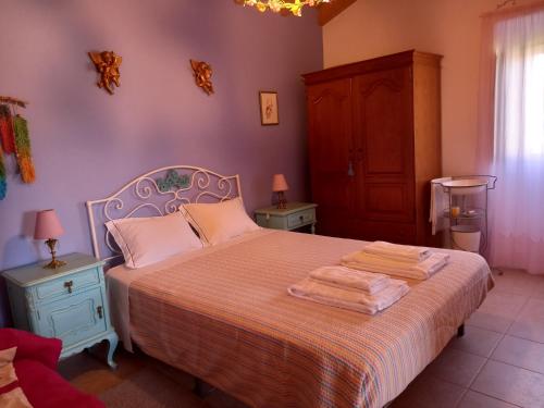阿尔热祖尔Charme Rústico的一间卧室配有一张床,上面有两条毛巾