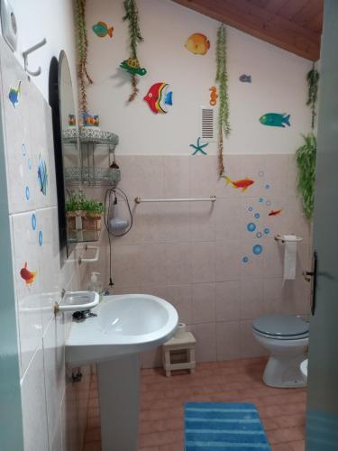 阿尔热祖尔Charme Rústico的一间带水槽和卫生间的浴室
