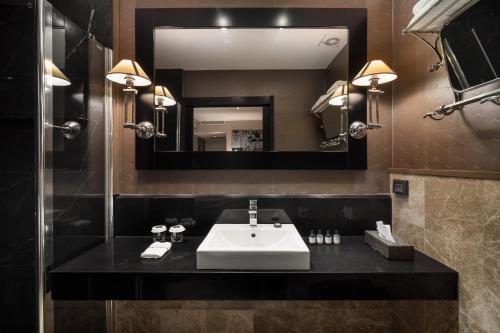 特拉维夫北德凯Ｂ酒店的一间带水槽和镜子的浴室