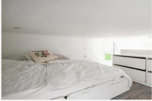 斯德哥尔摩Fresh happy little house, 35 m2 IN Täby的一间白色卧室,配有一张床和一个梳妆台