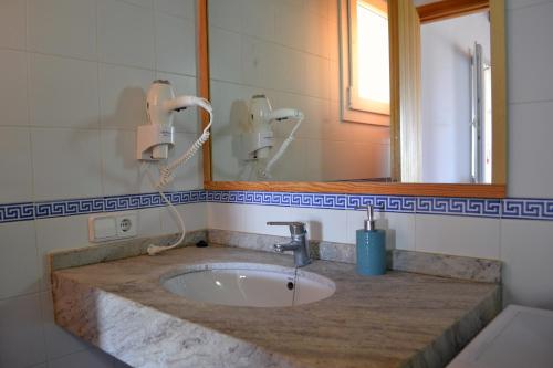 圣弗朗西斯科哈维尔Estudio S'ALGA的一间带水槽和镜子的浴室