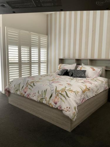 黄金海岸Hope Island Little Paradise的一间卧室配有一张带鲜花的大床