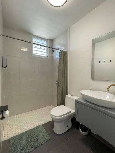 卡罗利纳Caribbean Stars的白色的浴室设有卫生间和水槽。