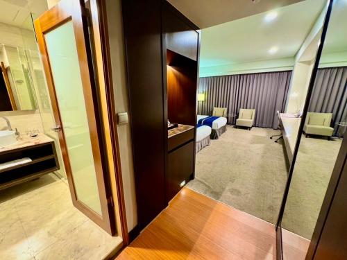 花莲市HiYesHotel勤天商旅-花蓮館的酒店客房设有浴室和卧室